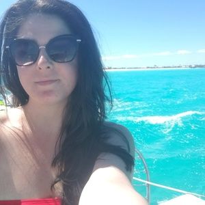 Meet your Posher, Mia-anissa